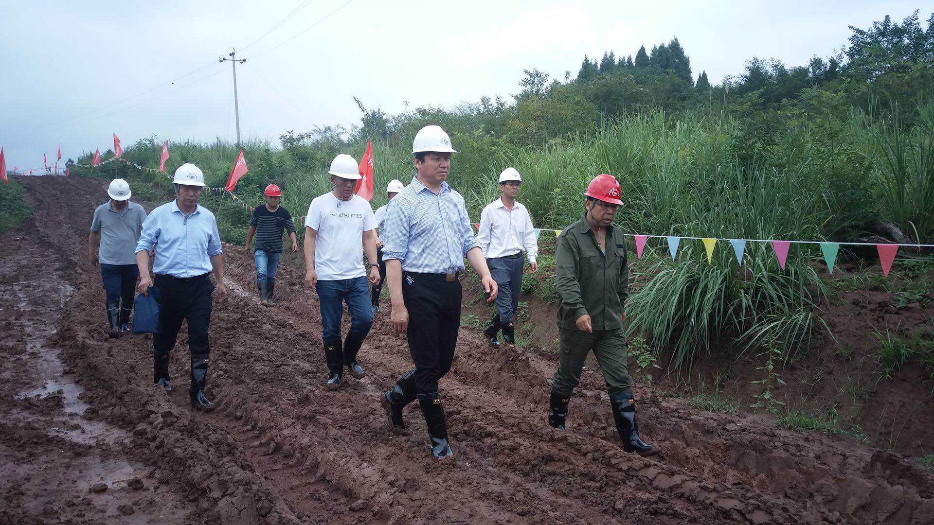 集团董事长杨国一行视察四川蓬船干渠项目