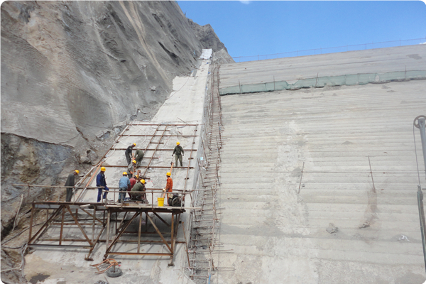 基础处理公司承建扎毛水库大坝基础固结灌浆、帷幕灌浆、左右岸平洞帷幕灌浆以及放水洞、发电洞、泄洪洞回填和固结灌浆固结灌浆钻孔3932m，帷幕灌浆钻孔5519.5m.jpg